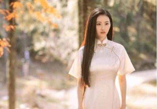 明星也刷剧!田静追《理想之城》,差点误机,和孙李有爱互动。