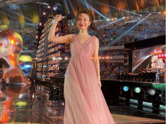 曾经被嫌弃丑的“花瓶”,已经变身女神,现在单身也很幸福。