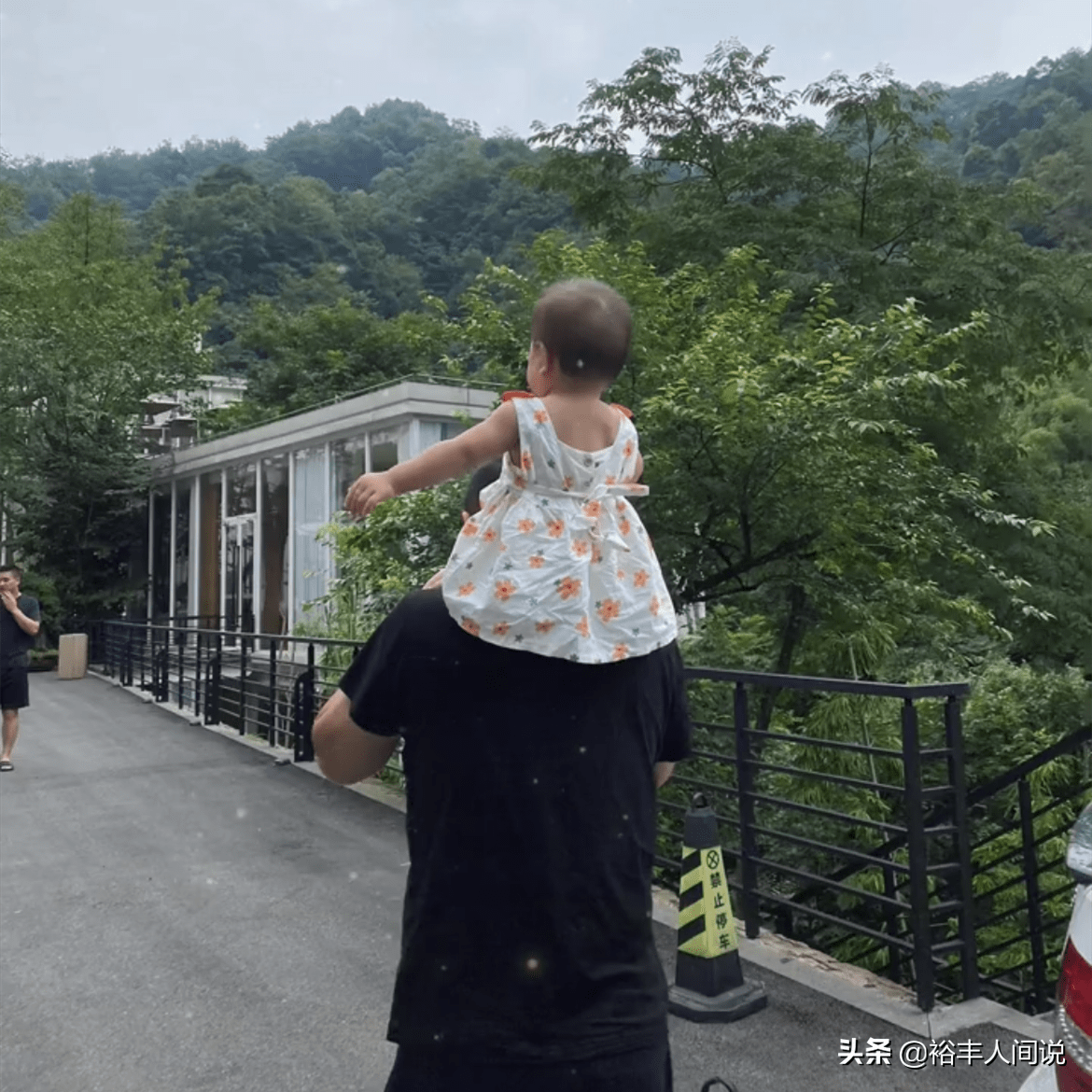 谭警官 结婚(50岁谭警官首晒父女合照！扎小辫超可爱，小21岁三婚妻子气质突出)