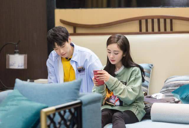 在整理了网友李小璐和杨幂的共同点后,他们说他们有了新的爱情,他们的穿衣风格发生了很大的变化。