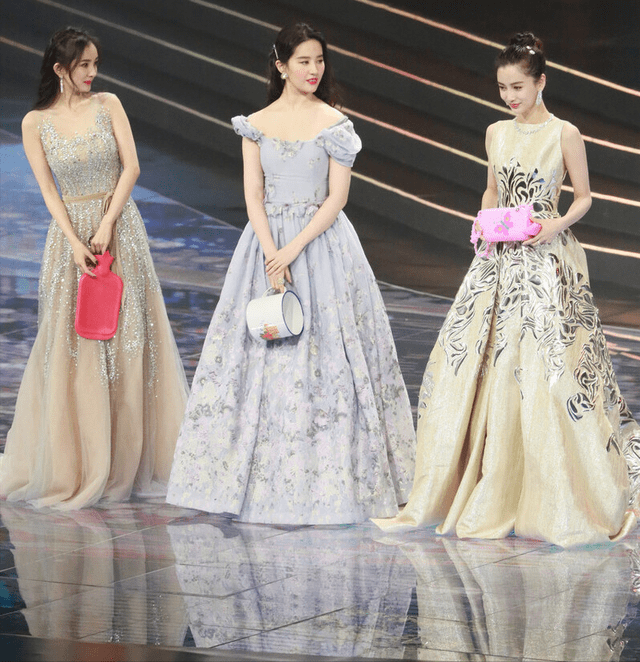 刘亦菲是绝色美女吗?粉丝:颜出道就是巅峰,眼神清纯十年。