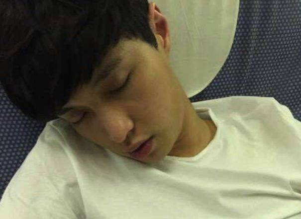 谁是最强的睡星?李淑昕搞笑,朱一龙长腿,宋茜网友忍不住。