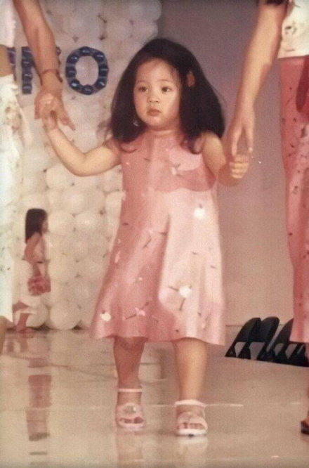 欧阳娜娜演出肩带脱(欧阳娜娜小时候走秀哭)