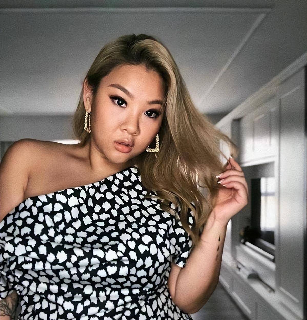 我爸不管,我妈不在。有一次我跪在男朋友面前求他不要走。郑投诉过郑吗?