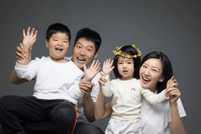 陈瑶曾对萧肃说:“老了也没关系。我不嫌弃你,因为我也老了。”