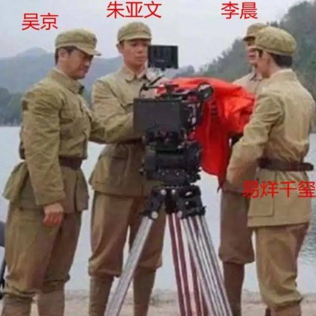 易烊千玺穿军装照片(易烊千玺黑衣照)