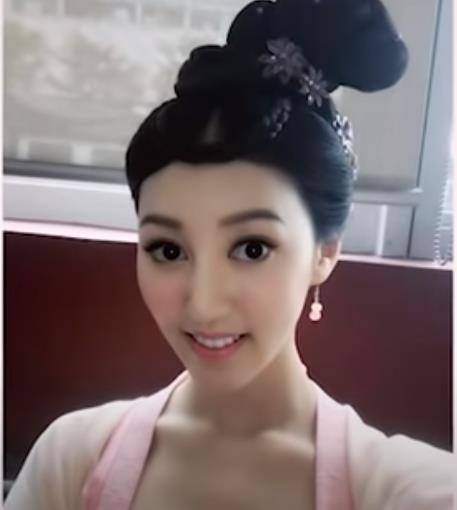 68岁的何鸿燊昔日心腹吴志诚，40岁的HKU大三学生何艳娟的《忘年交》