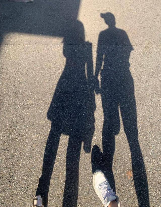 又一位男明星官宣结婚!出道棒棒糖发展画廊身价过亿,老婆长得像白冰。