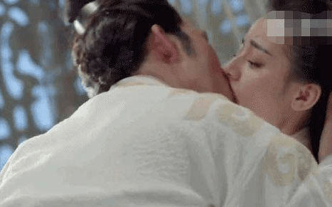 杨幂和迪丽热巴接吻(迪丽热巴被强吻了)