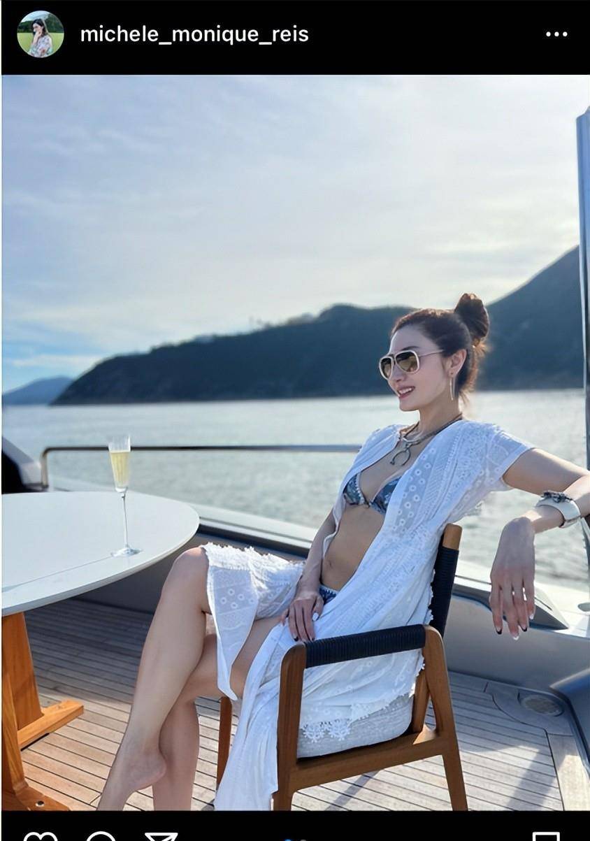 她是港姐冠军,曾经让香港富得昏昏欲睡,52岁的泳装身材依然傲人。