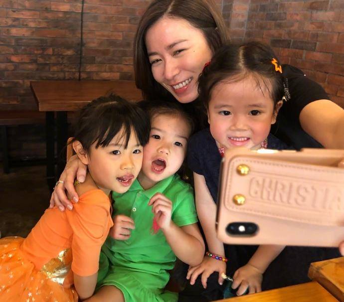 佘诗曼沐浴在阳光中庆祝女儿的生日。她的母爱溢于言表,她灿烂的笑容很美。