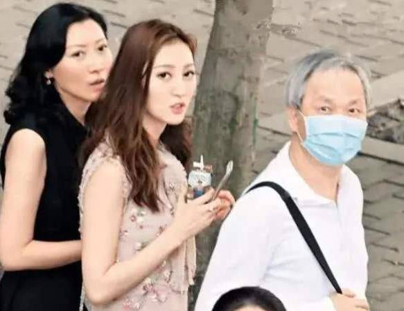 68岁的何鸿燊昔日心腹吴志诚，40岁的HKU大三学生何艳娟的《忘年交》