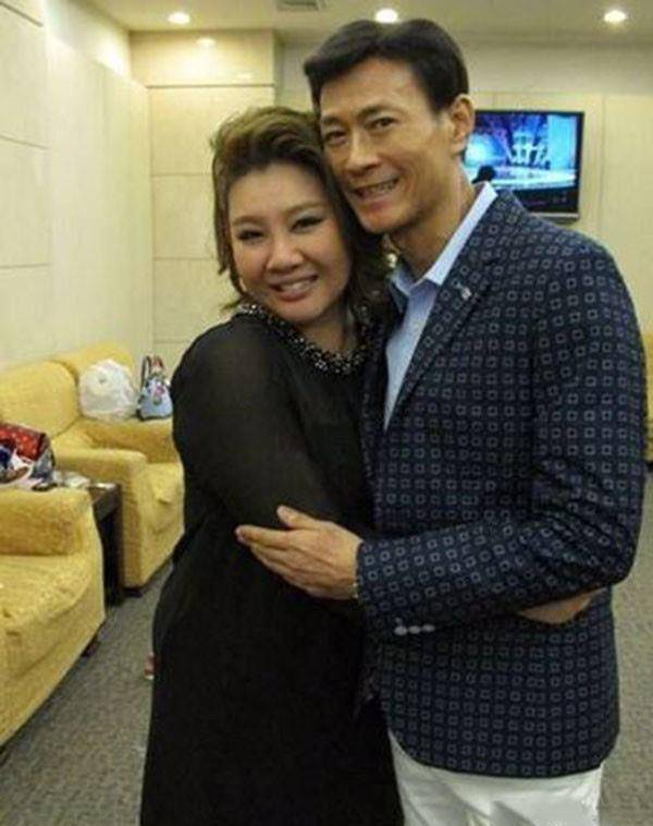 我爸不管，我妈不在。有一次我跪在男朋友面前求他不要走。郑投诉过郑吗？