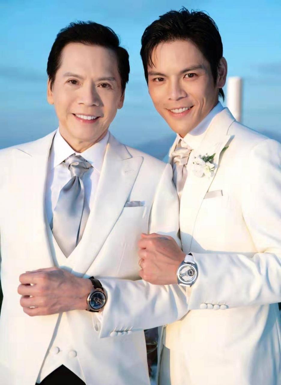 配上Bea Hayden婚礼的唯美现场照,郭爸爸一脸严肃,双方公婆表情各异。