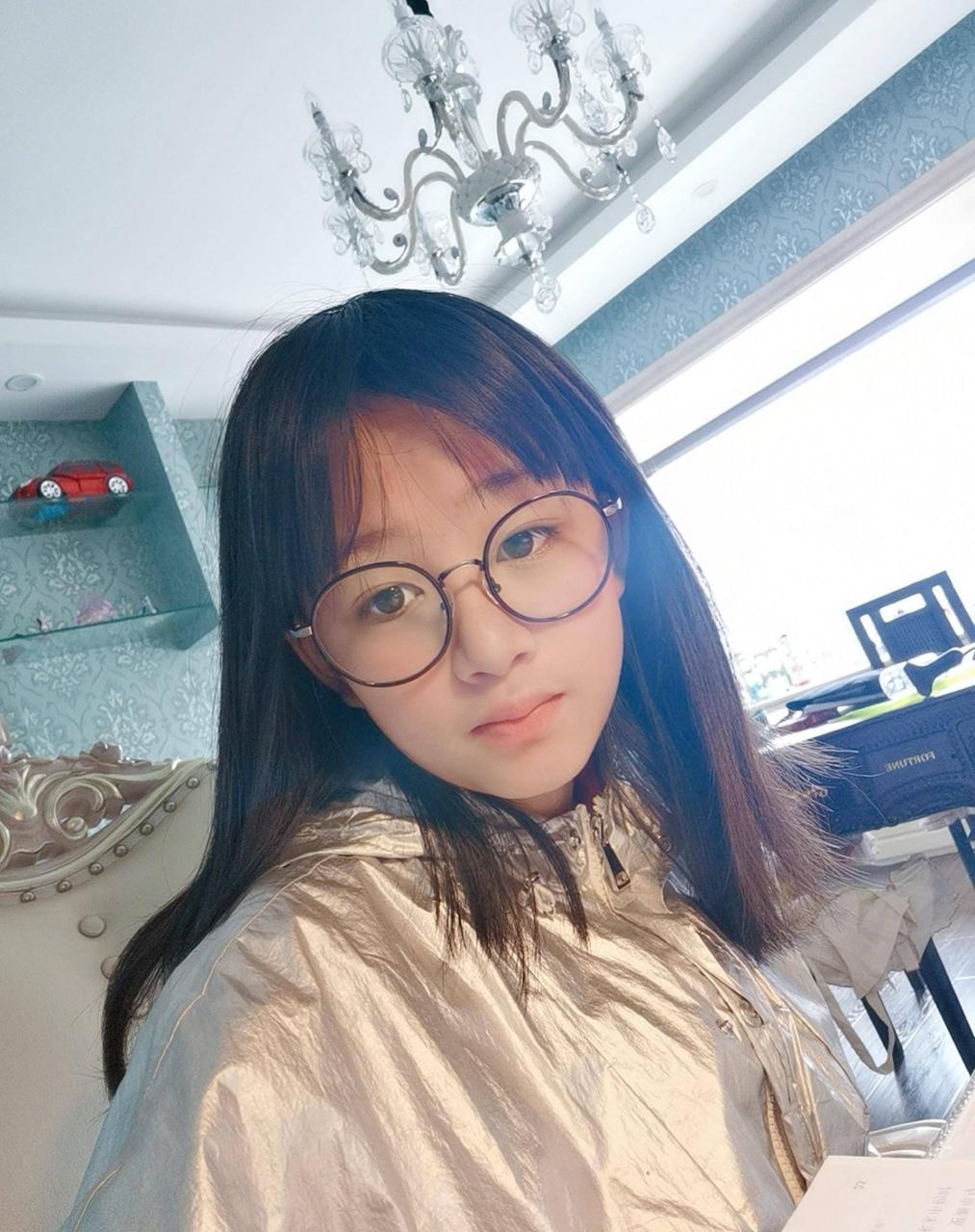 吴14岁女儿近照曝光!定居吉林,长得超级高,腰细腿凉。