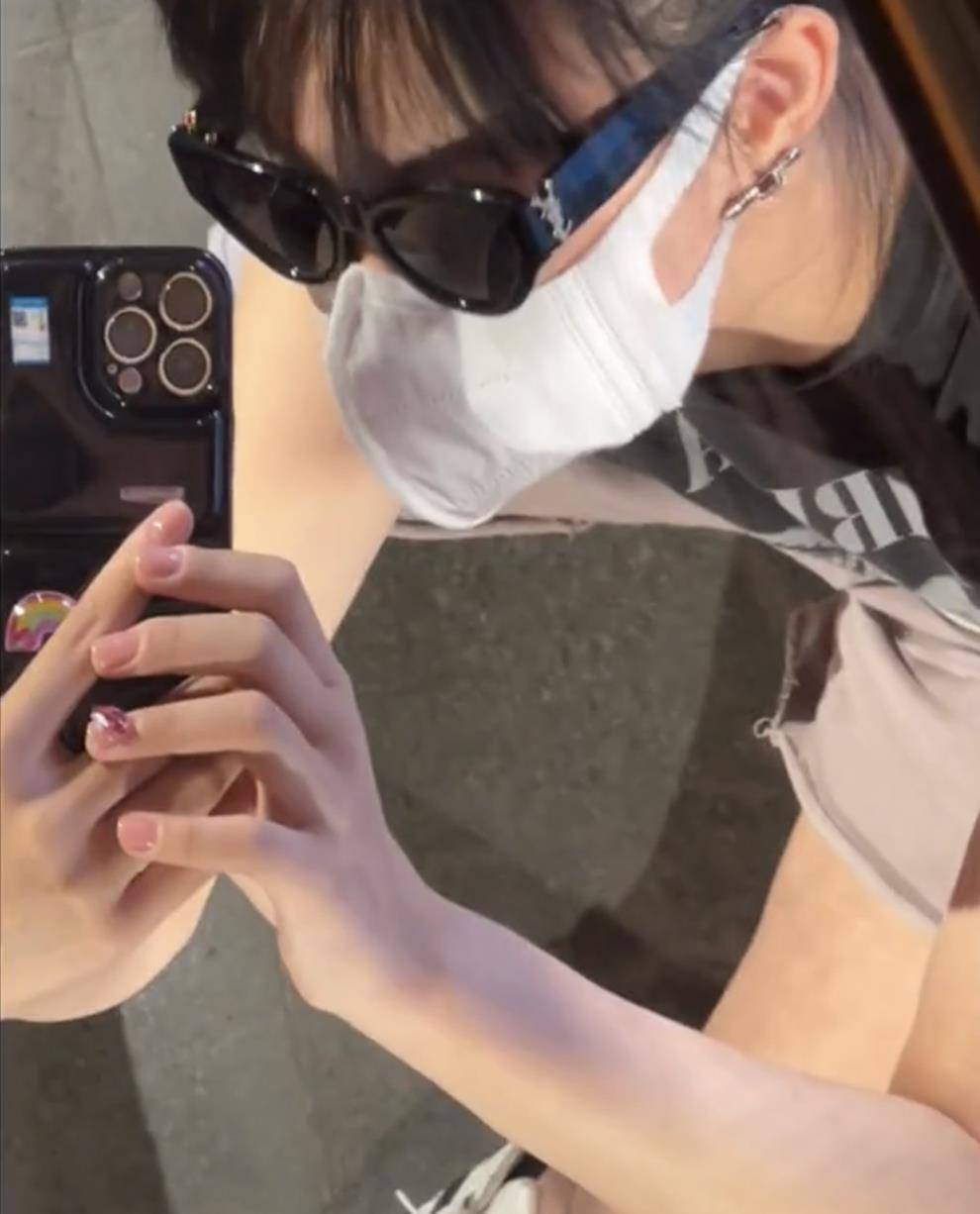 吴14岁女儿近照曝光!定居吉林,长得超级高,腰细腿凉。