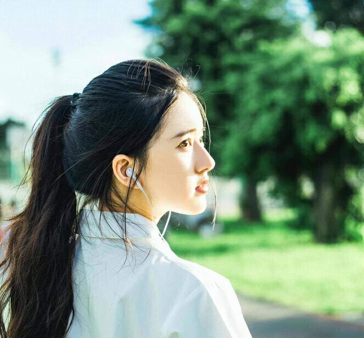 凭借《变形计》走红娱乐圈的幸运男孩李宏毅,至今仍是赵露斯的绯闻男友。