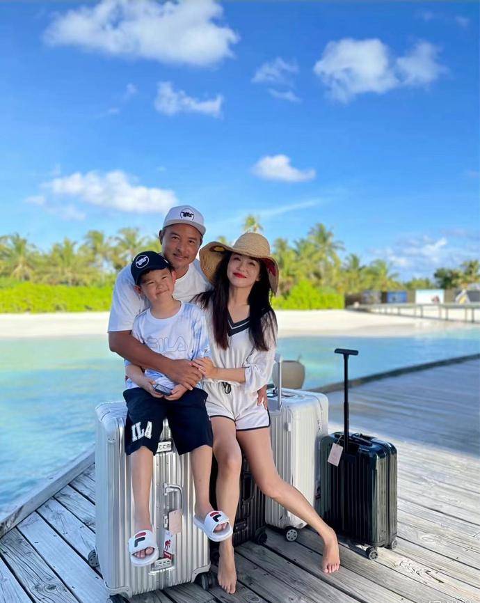 新加坡第一美女范文芳庆祝丈夫生日!像女孩一样又白又漂亮,7岁的儿子长得像他爸爸。