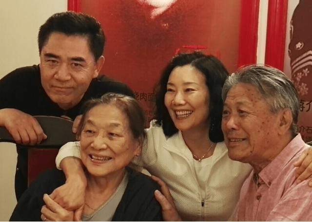 和陈的妻子,他们用一生的时间演绎了一部感人至深的校园爱情续集。