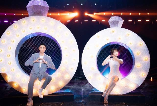 郭美女Jacky的真爱?珍妮穿着碎花裙,身旁的玫瑰花太抢眼了。