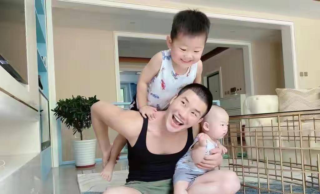 嘎子带着一家四口乘游艇出海。他的妻子又热又白，他的两个儿子看起来像他们的父亲。