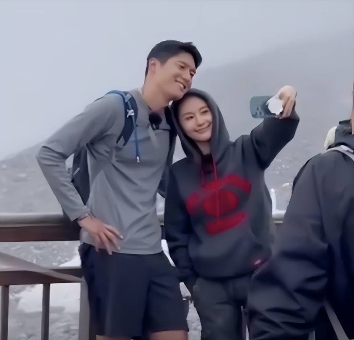 吴永恩丽江之行,奥利维亚,多次偶遇。他们的脸被赞,身高差最可爱。