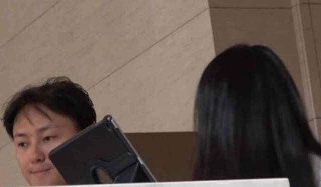 这位30岁的女演员穿着浴袍与一位富商约会，她并不回避接受采访。她坦言：他老婆也知道。