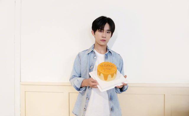 易烊千玺穿军装照片(易烊千玺黑衣照)