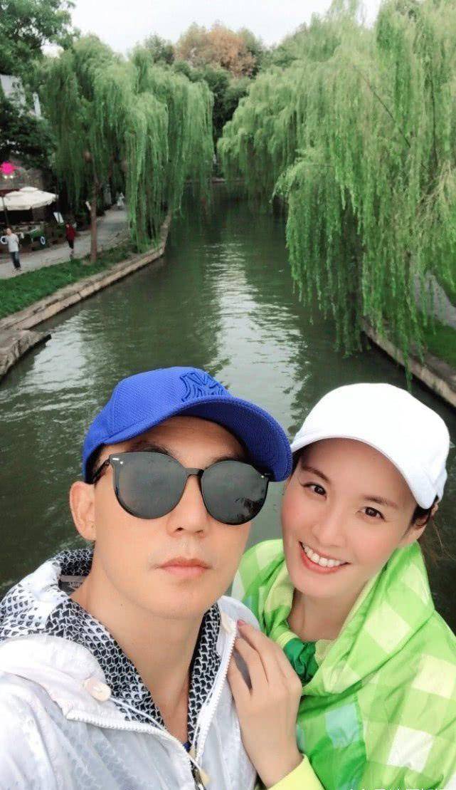 刘畊宏晒出夫妻的运动照,紧握王婉霏的手示爱,夫妻俩心照不宣的卖起了可爱的甜蛋糕。