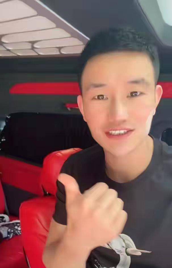 嘎子带着一家四口乘游艇出海。他的妻子又热又白，他的两个儿子看起来像他们的父亲。