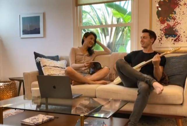 许婧在男友豪宅前拍照，男友在镜头下甜甜一笑，身穿吊带长裙，背影很美。