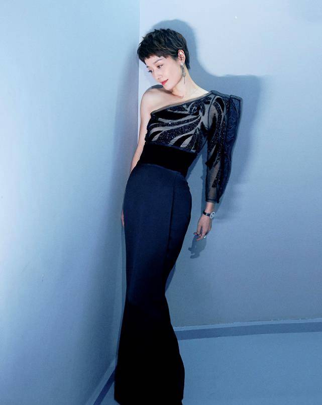 有一种“太凶”的女明星女儿。11岁穿西裤卡通腿抢镜,身材不输妈妈。