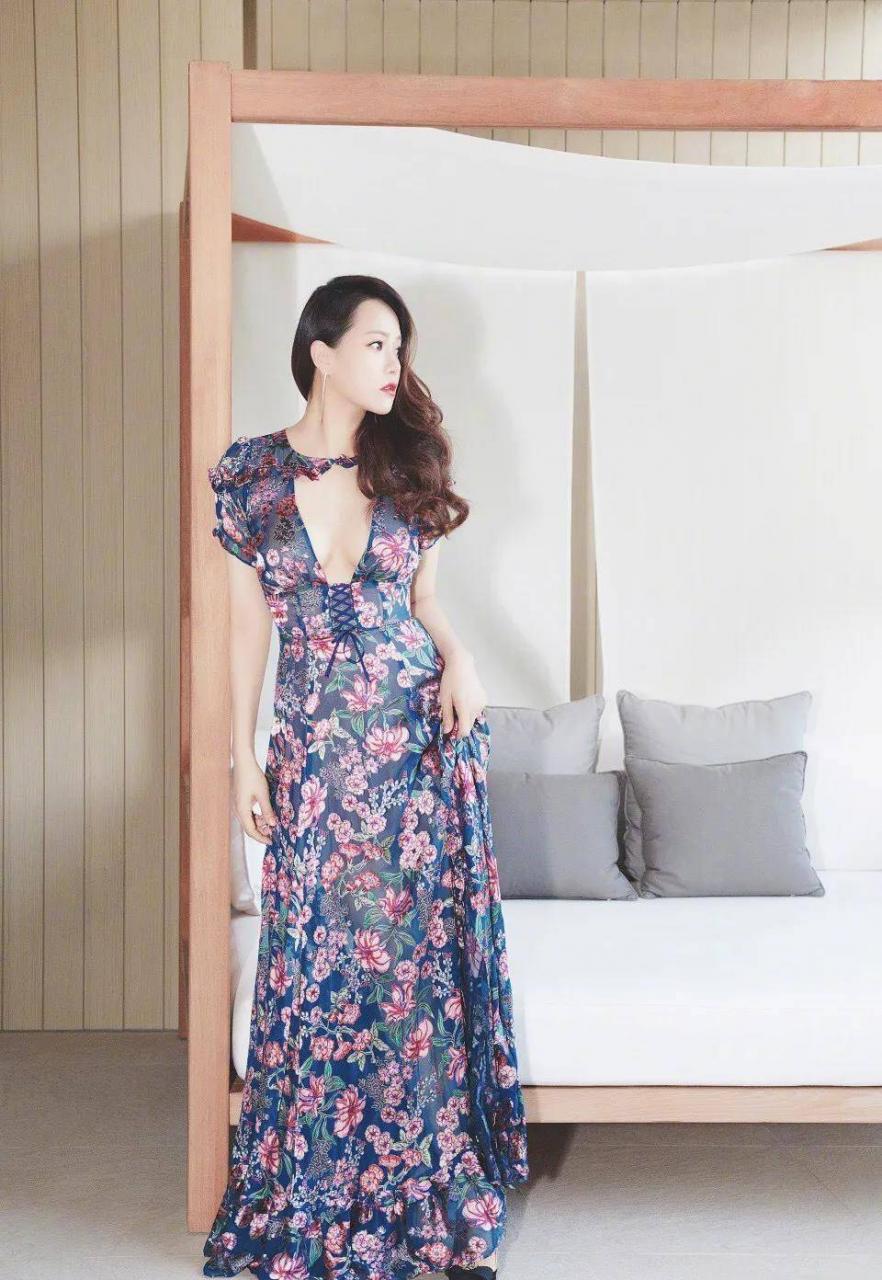 伊能静穿的长连衣裙(伊能静半身裙)