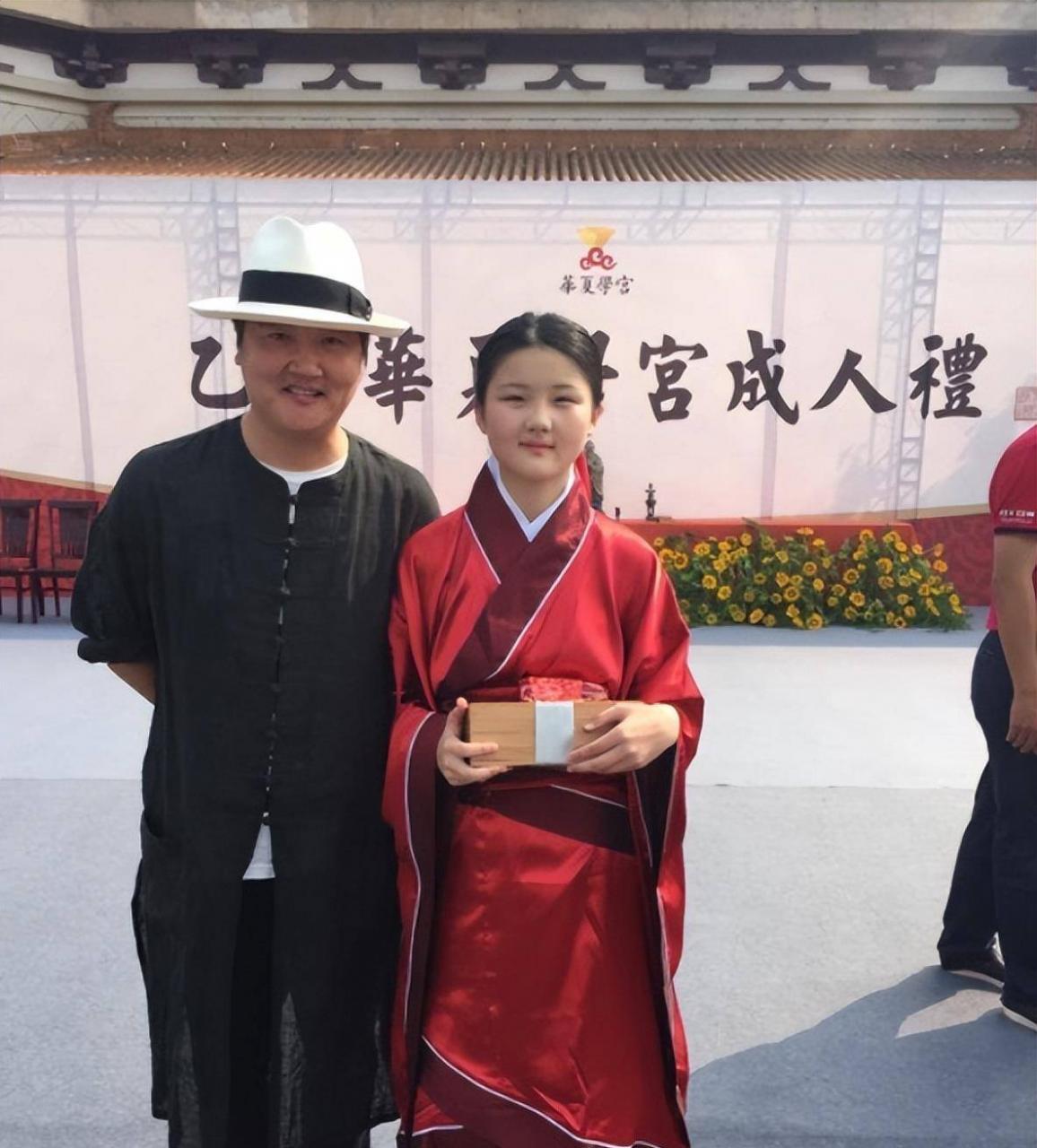 孙带着女儿去看戏了。22岁那年,她买了宝药。宝瑶的外貌变化很大,她很苗条,有皮肤。