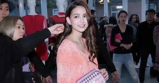 周:六年后,他回来了,又创造了一个奇迹。他娶了一个年轻的模特昆凌,她在四年内失去了生命。