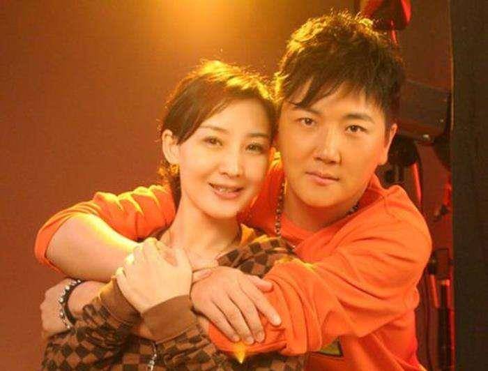 孙带着女儿去看戏了。22岁那年,她买了宝药。宝瑶的外貌变化很大,她很苗条,有皮肤。