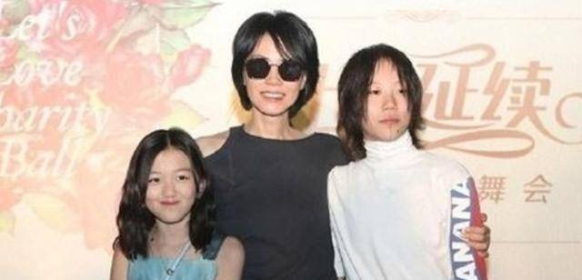 李想和15岁左右的李燕一起吃晚饭。突然,她看到女儿发帖说:把那个男的藏起来。