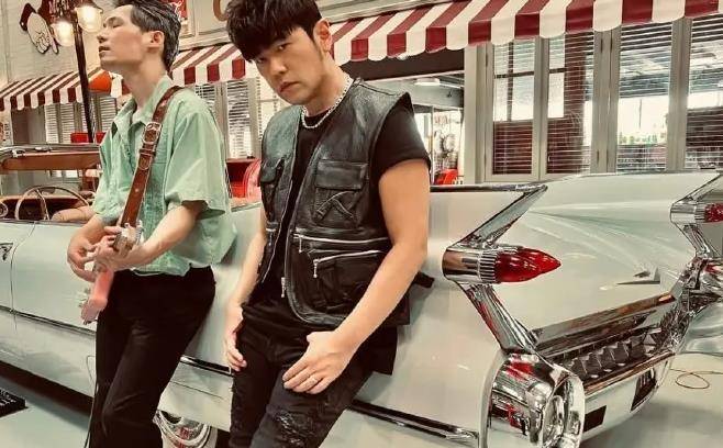 周：六年后，他回来了，又创造了一个奇迹。他娶了一个年轻的模特昆凌，她在四年内失去了生命。