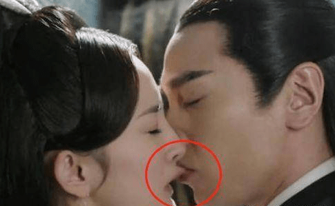 杨幂和迪丽热巴接吻(迪丽热巴被强吻了)