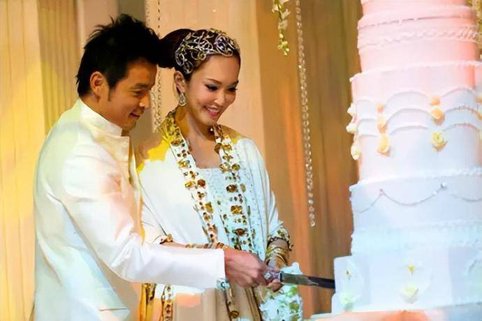 新加坡第一美女范文芳庆祝丈夫生日!像女孩一样又白又漂亮,7岁的儿子长得像他爸爸。