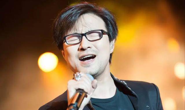 50岁的汪峰用全家福庆祝生日。大女儿苹果很少露面,颜值不输章子怡。