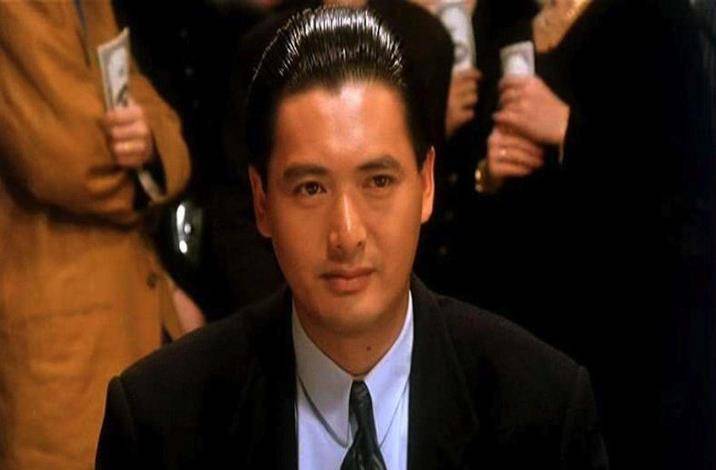 他的妻子周润发陈荟莲从不化妆,皮肤松弛,比努力变漂亮还要漂亮。