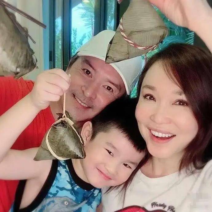 新加坡第一美女范文芳庆祝丈夫生日!像女孩一样又白又漂亮,7岁的儿子长得像他爸爸。