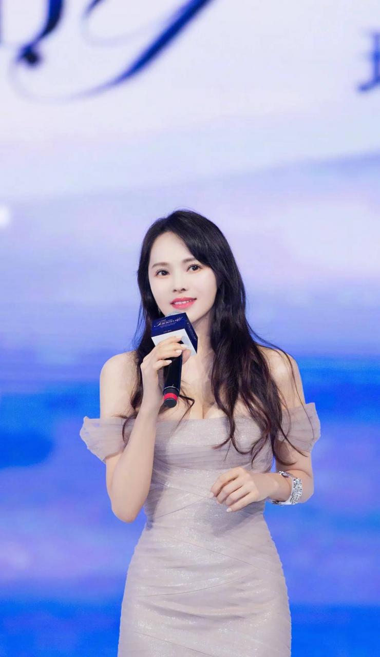 伊能静穿的长连衣裙(伊能静半身裙)