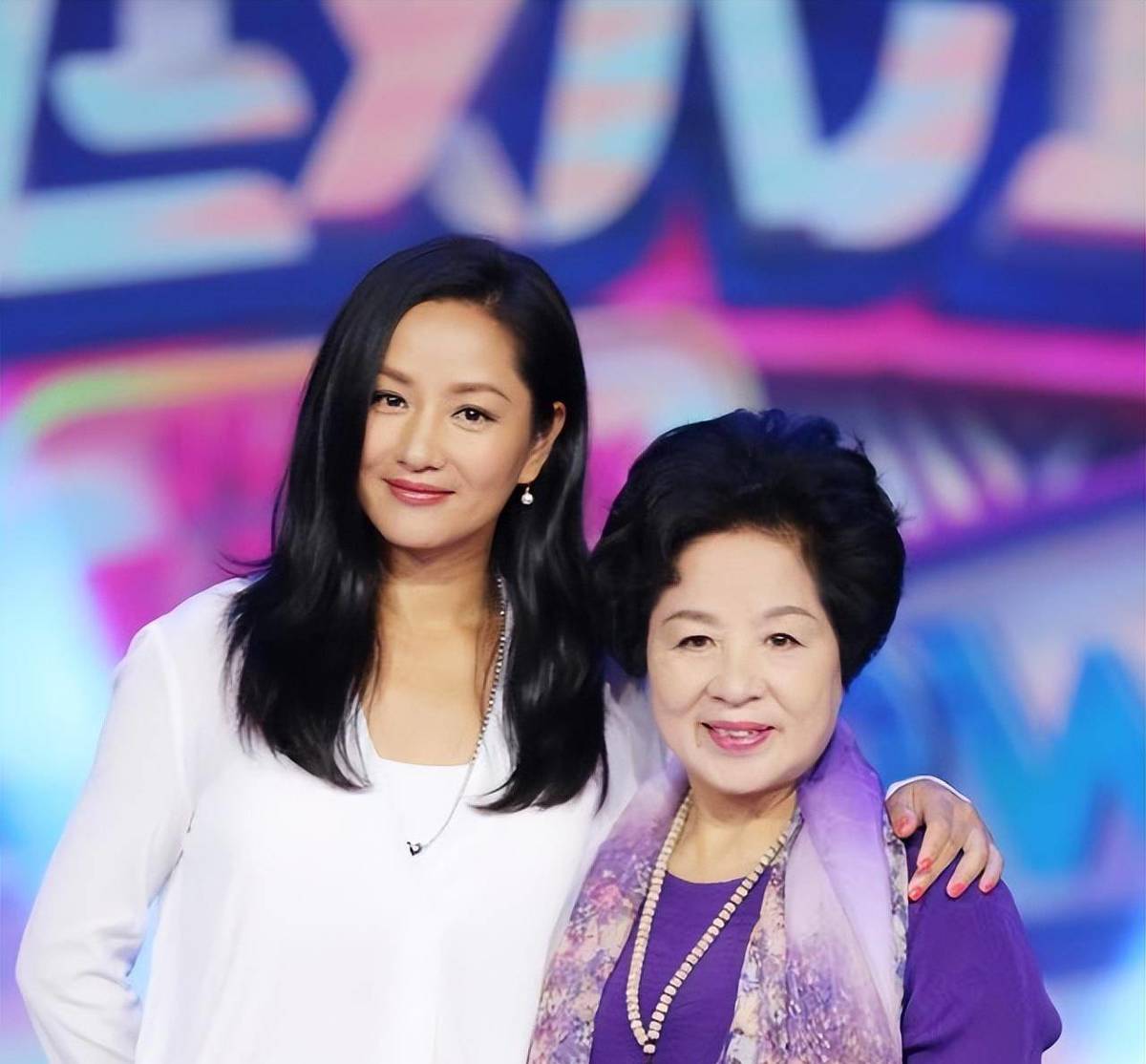 屈生日那天,胡在卡点送上祝福。他的友谊30年没变。爱上四个男人后,