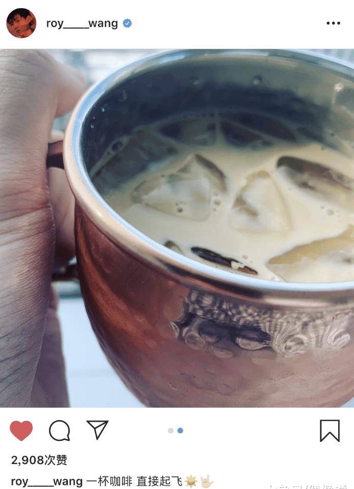 更新罗伊拿着杯子在天上的照片。杯子的价格被拉出来后,粉丝表示买得起。