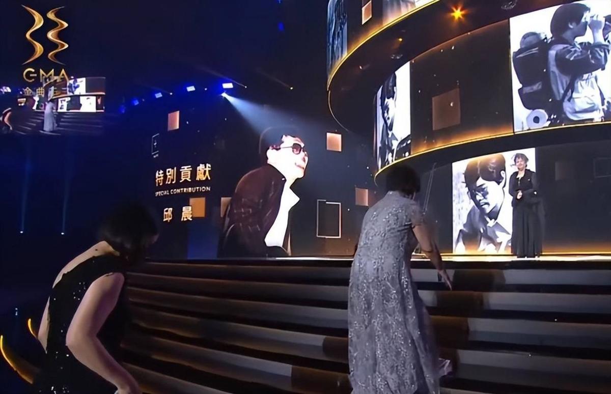 金曲奖向陈等10位已故音乐人致敬,其中年龄最小的只有26岁,画面让人落泪。