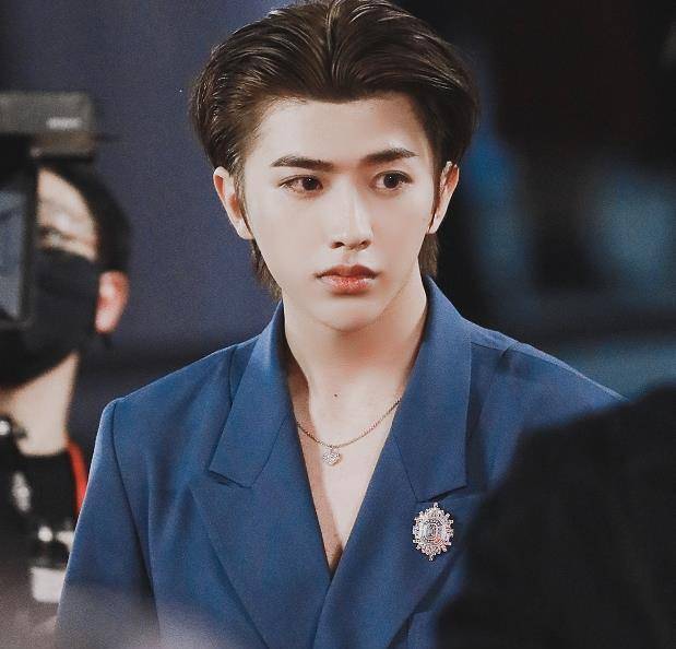 坤分85花?COSMO盛典流程图曝光,全场唯一男性顶级待遇空前。