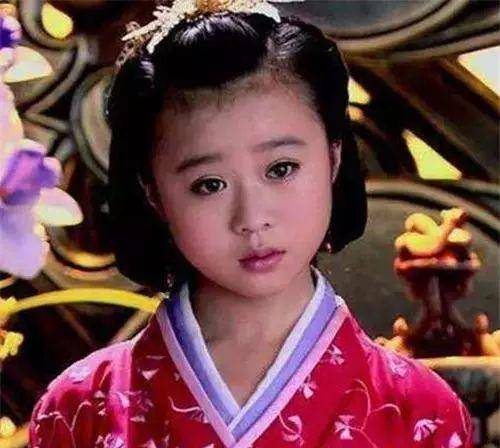 6岁时,她出道,认林心如为养母,并受到郑铮的称赞。现在22岁的她就是这样。