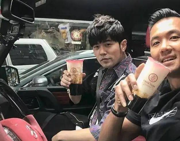 周:六年后,他回来了,又创造了一个奇迹。他娶了一个年轻的模特昆凌,她在四年内失去了生命。